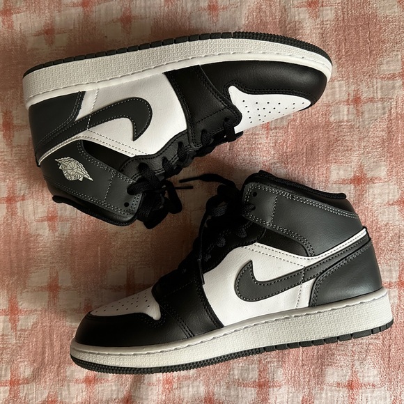 Air Jordan 1 mid - Picture 1 of 8